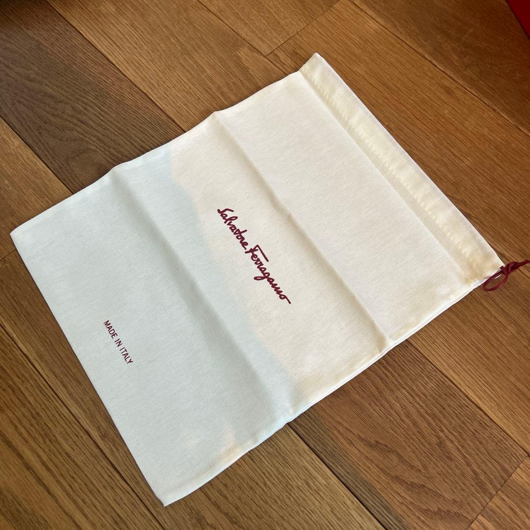 Ferragamo ヴァリナ 7D