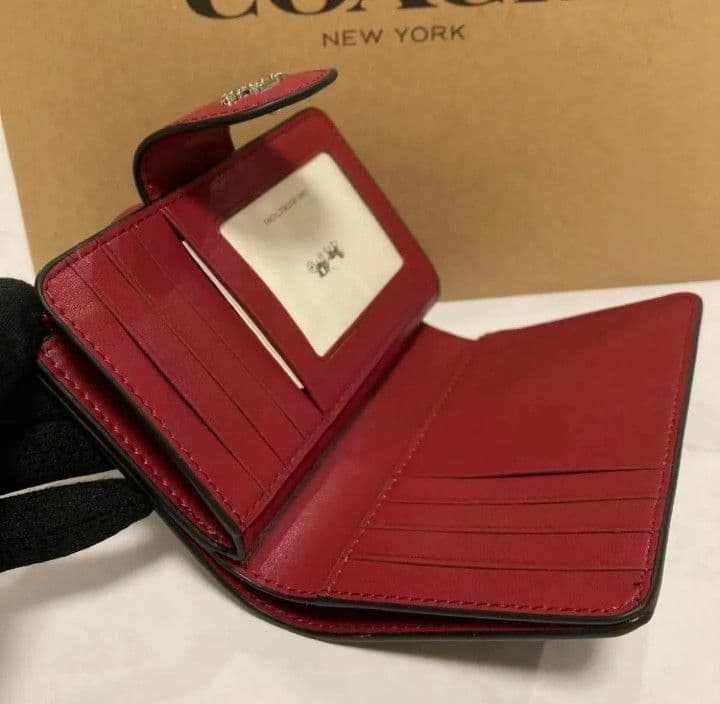 新品未使用コーチ二つ折り財布花柄ブラックシグネチャーレディースメンズ送料無料