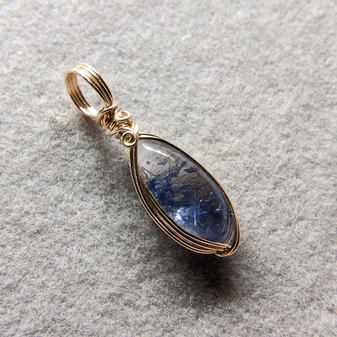 デュモルチェライトインクォーツのペントップ　14kgfワイヤーラップ