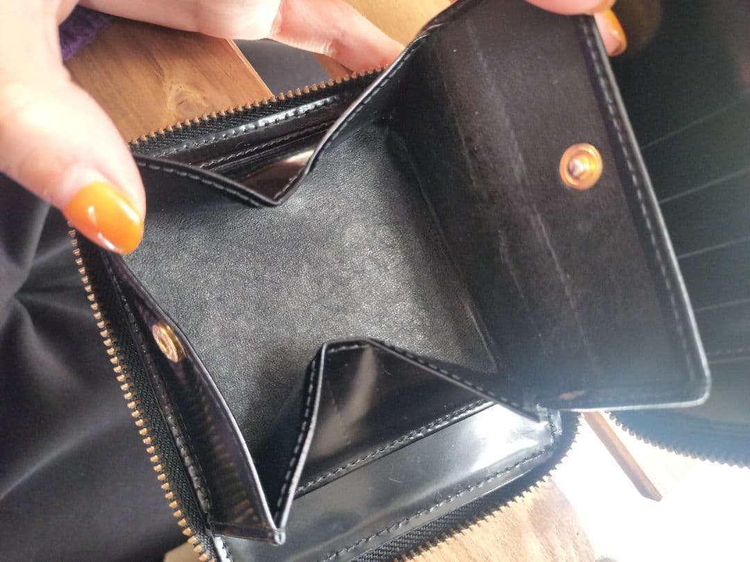 コムデギャルソン エナメルレザー ラウンドファスナー 二つ折り財布