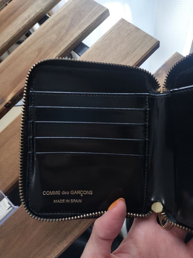コムデギャルソン エナメルレザー ラウンドファスナー 二つ折り財布