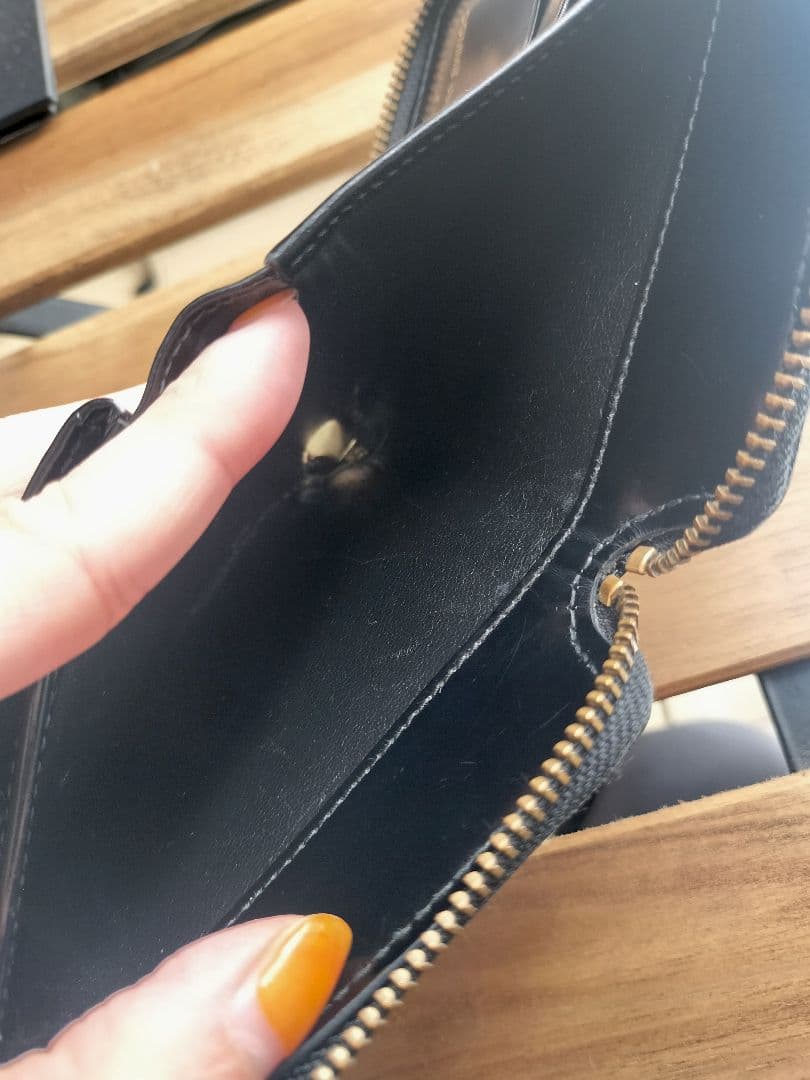 コムデギャルソン エナメルレザー ラウンドファスナー 二つ折り財布