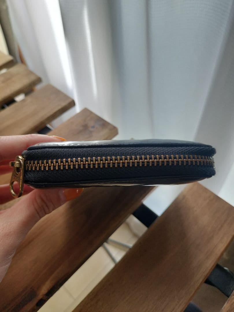 コムデギャルソン エナメルレザー ラウンドファスナー 二つ折り財布