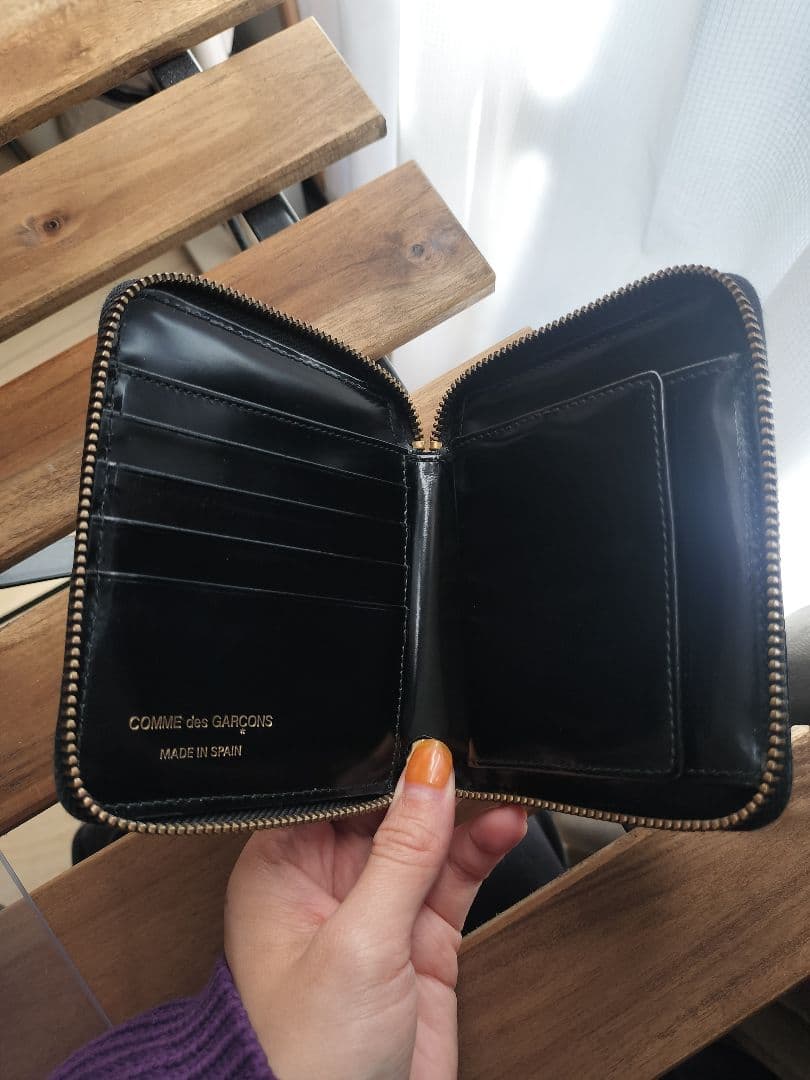 コムデギャルソン エナメルレザー ラウンドファスナー 二つ折り財布