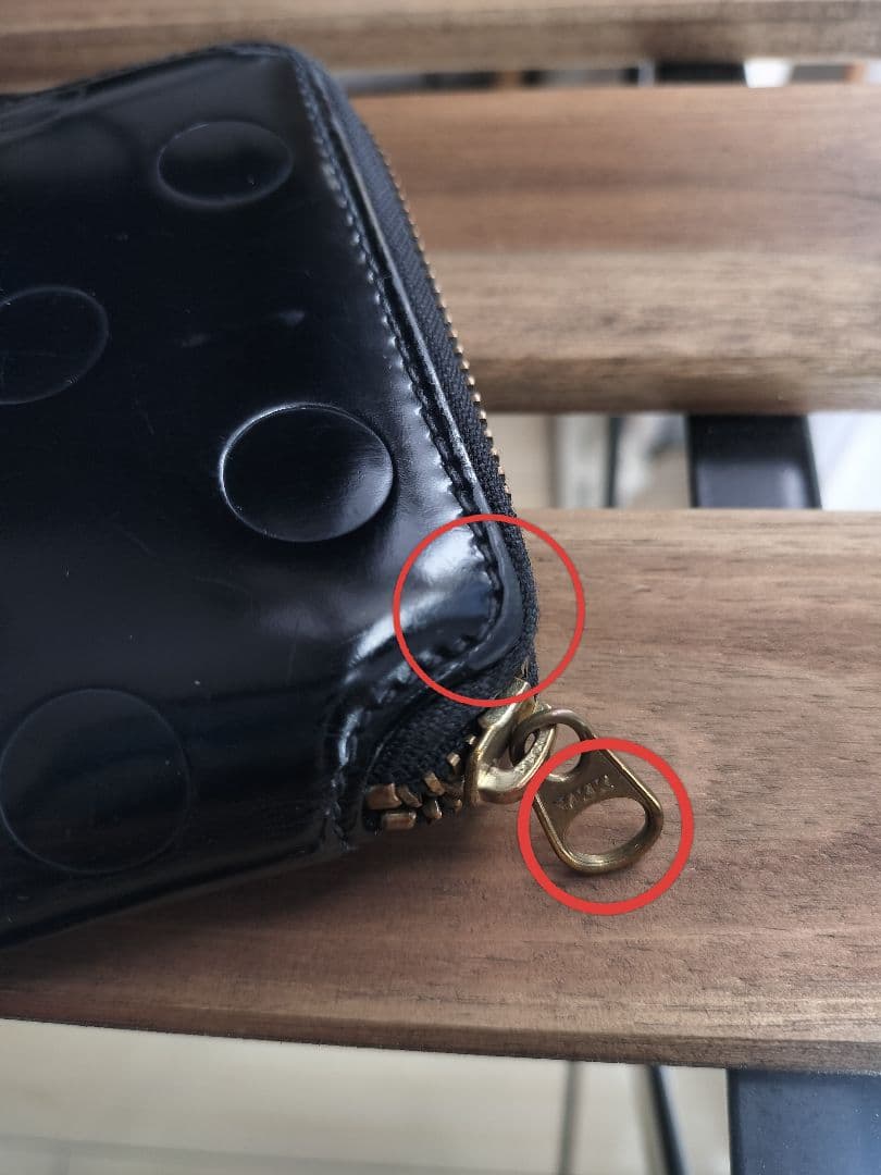 コムデギャルソン エナメルレザー ラウンドファスナー 二つ折り財布