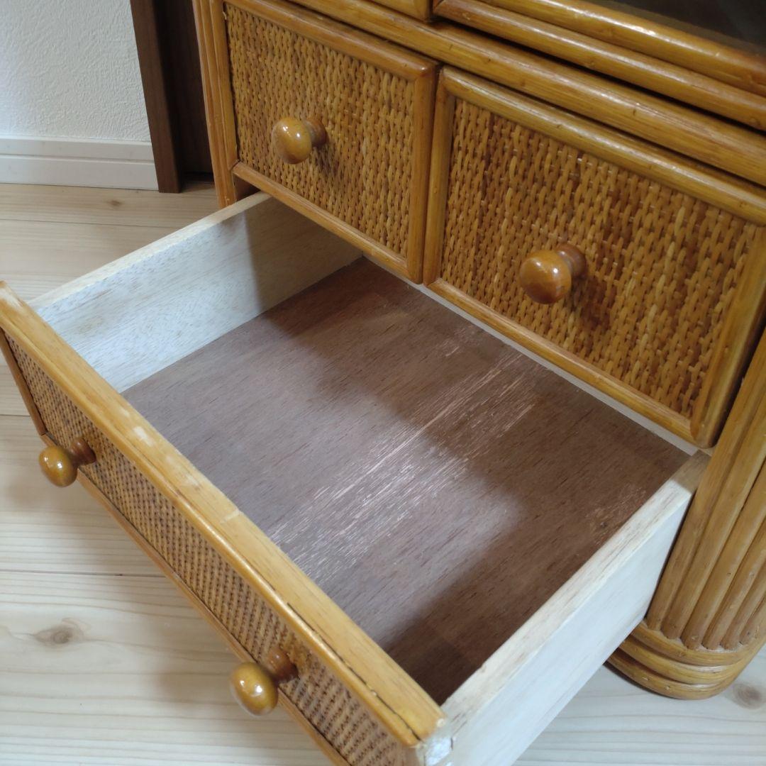 【訳あり品】ラタン　キャビネット ガラス扉付き 収納棚