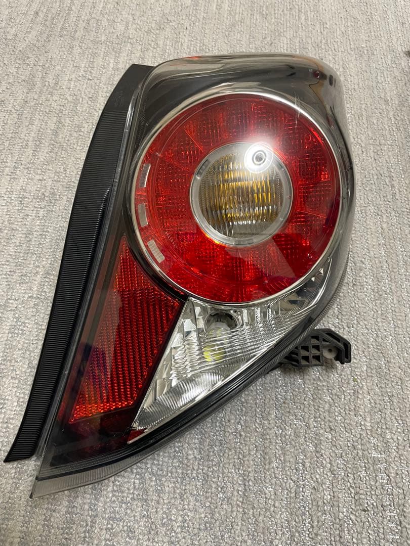 NCP131ヴィッツGRスポーツ純正LEDテールライト
