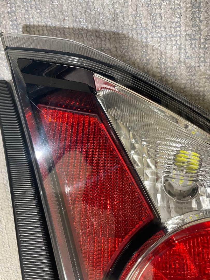 NCP131ヴィッツGRスポーツ純正LEDテールライト