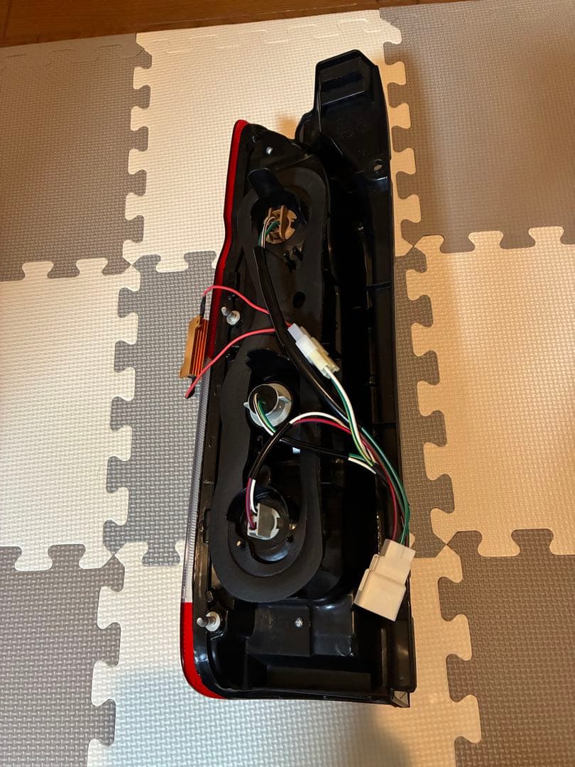 ハイエースLEDテールライト 左右セット 赤/クリア