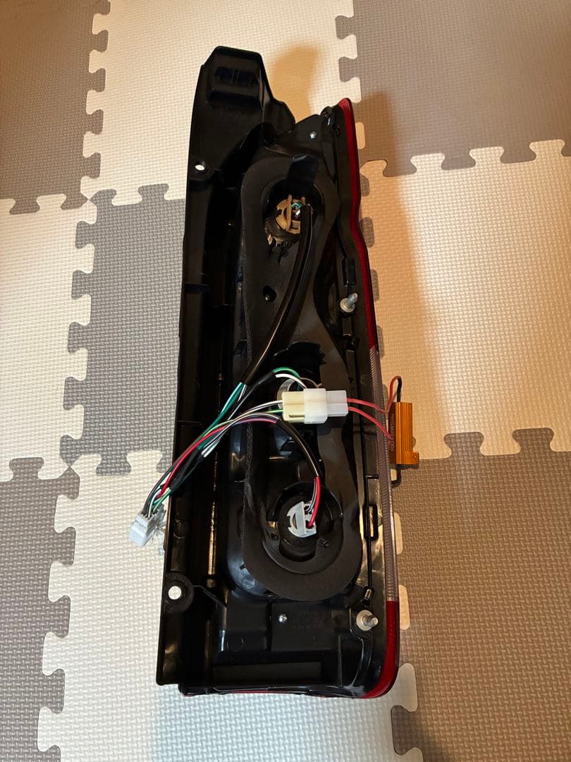 ハイエースLEDテールライト 左右セット 赤/クリア