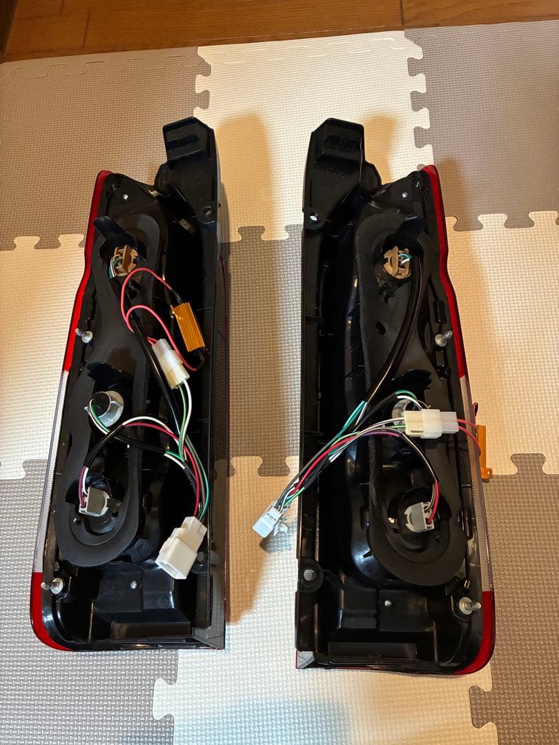ハイエースLEDテールライト 左右セット 赤/クリア