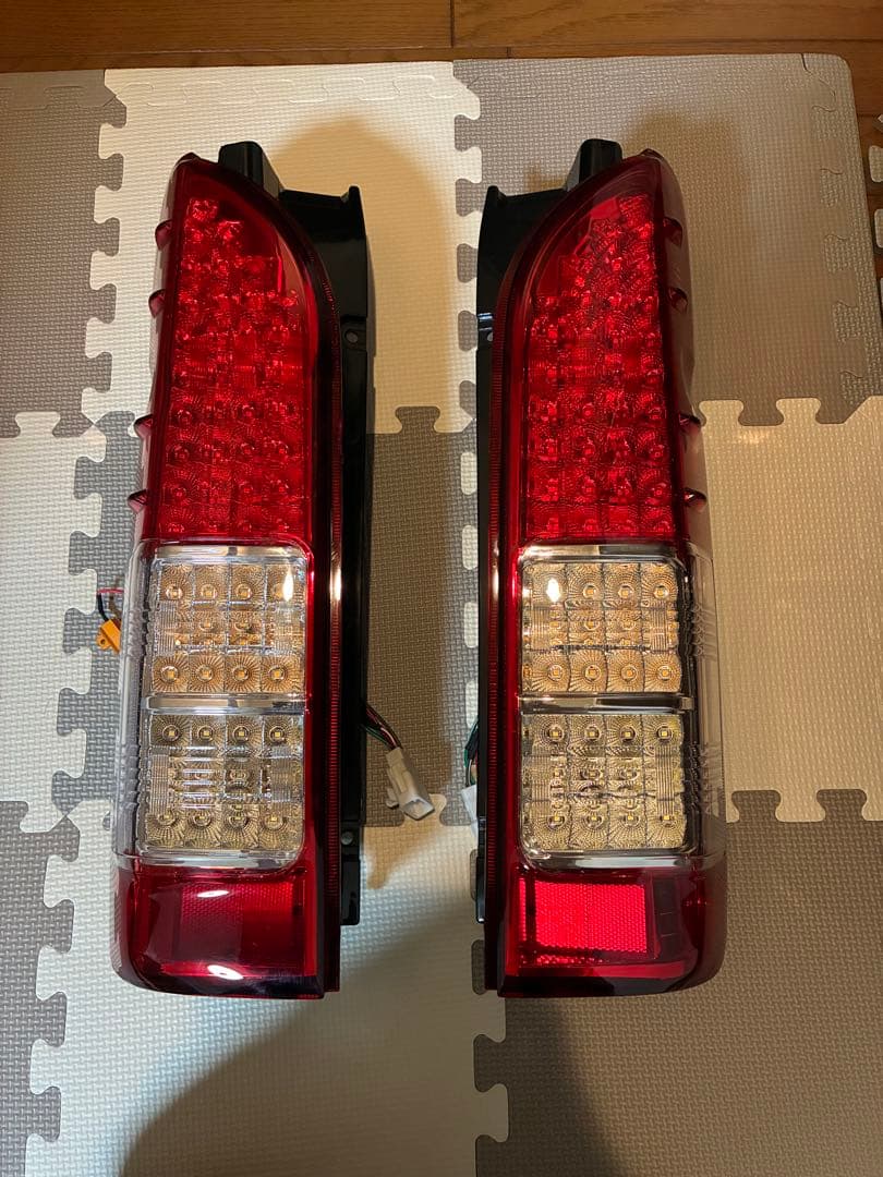 ハイエースLEDテールライト 左右セット 赤/クリア