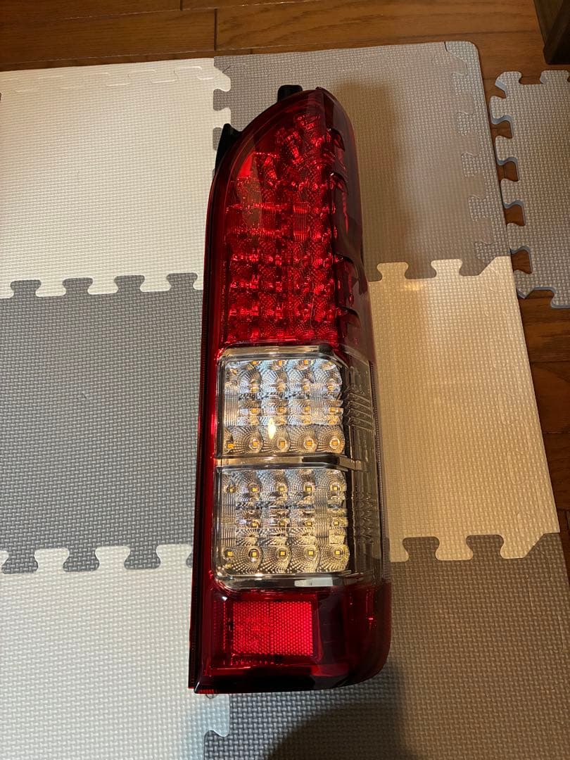 ハイエースLEDテールライト 左右セット 赤/クリア