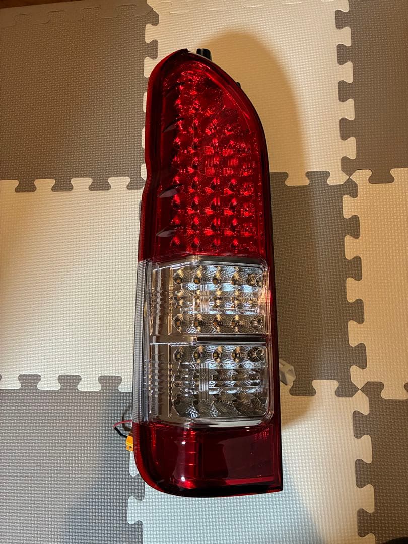 ハイエースLEDテールライト 左右セット 赤/クリア