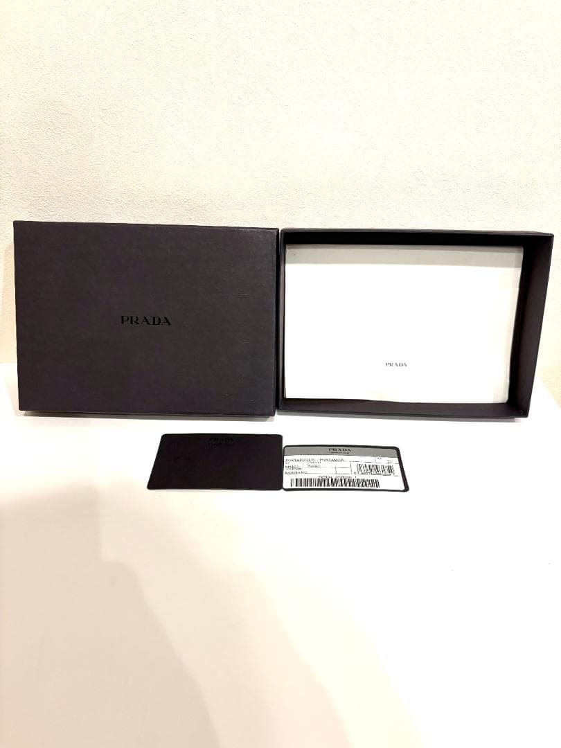 未使用級　箱付き PRADA サフィアーノレザー 三つ折り財布 ブラック