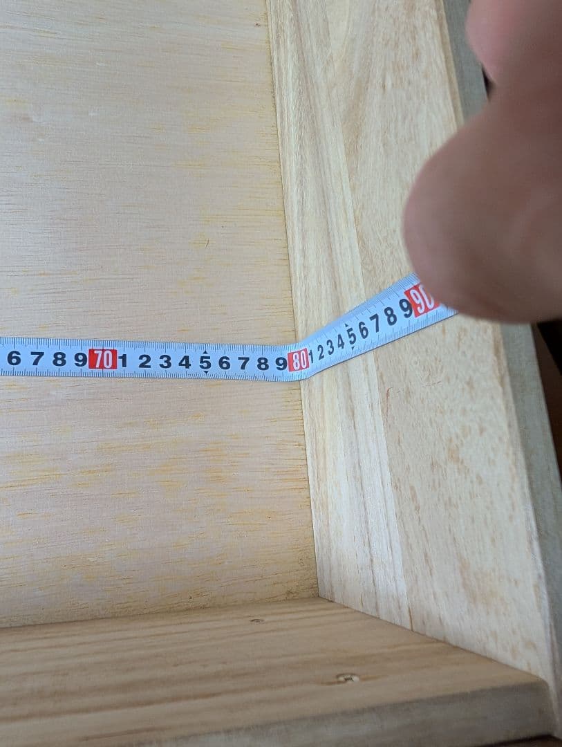 ナチュラルウッドの高いチェスト