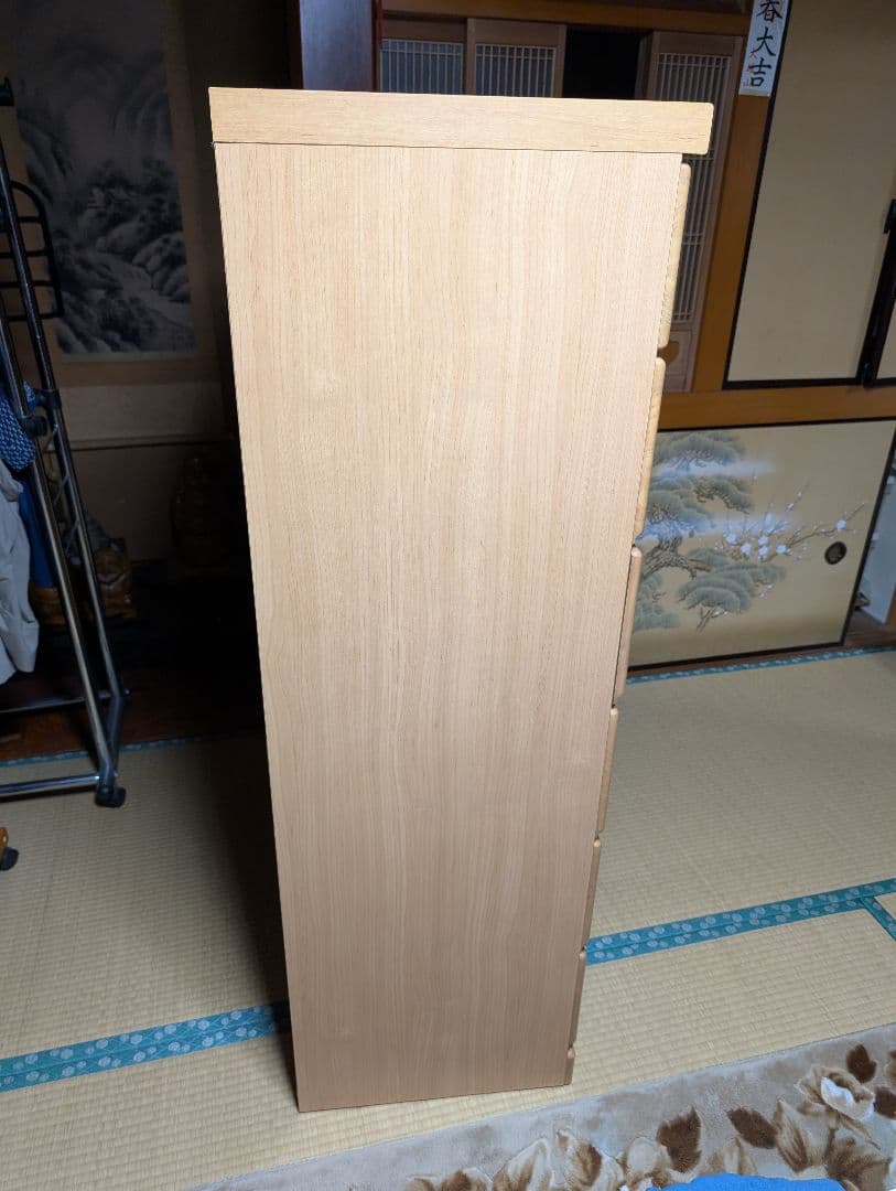 ナチュラルウッドの高いチェスト