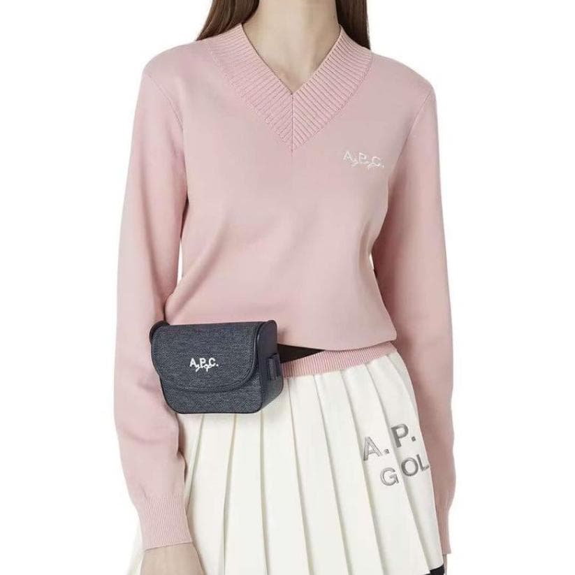 ●●2色・3サイズ●●A.P.C. バックスクリプトVネックセーター・長袖ニット