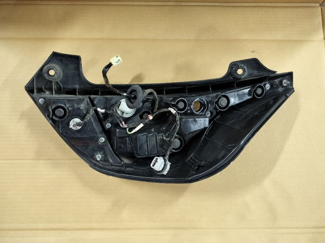 アクア DAA-NHP10 左テールランプ 中期