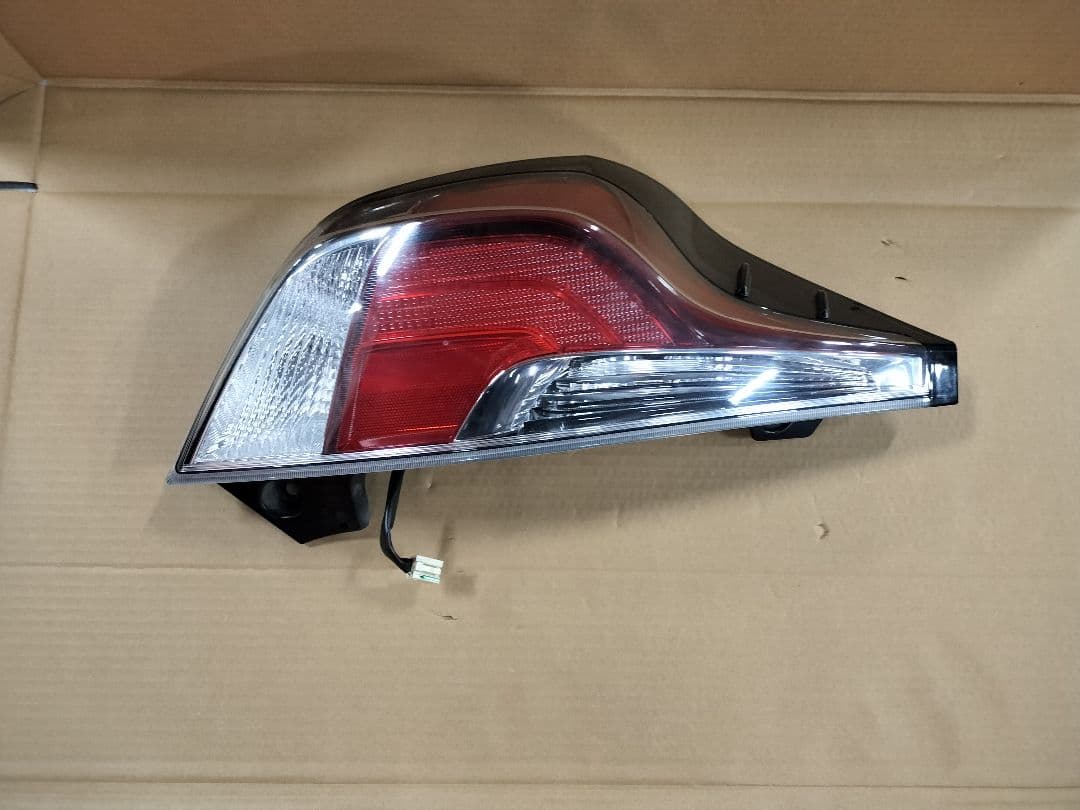 アクア DAA-NHP10 左テールランプ 中期