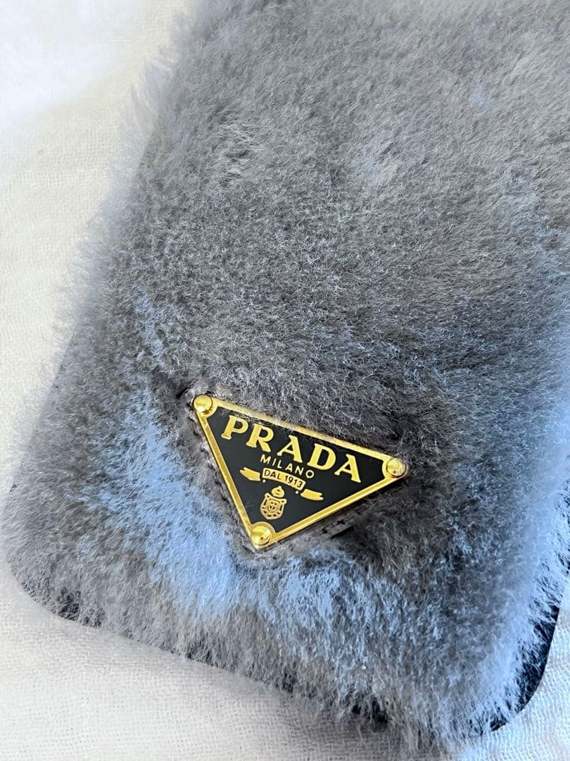 【PRADA】プラダ　iPhone 13Pro カバー　ファーケース