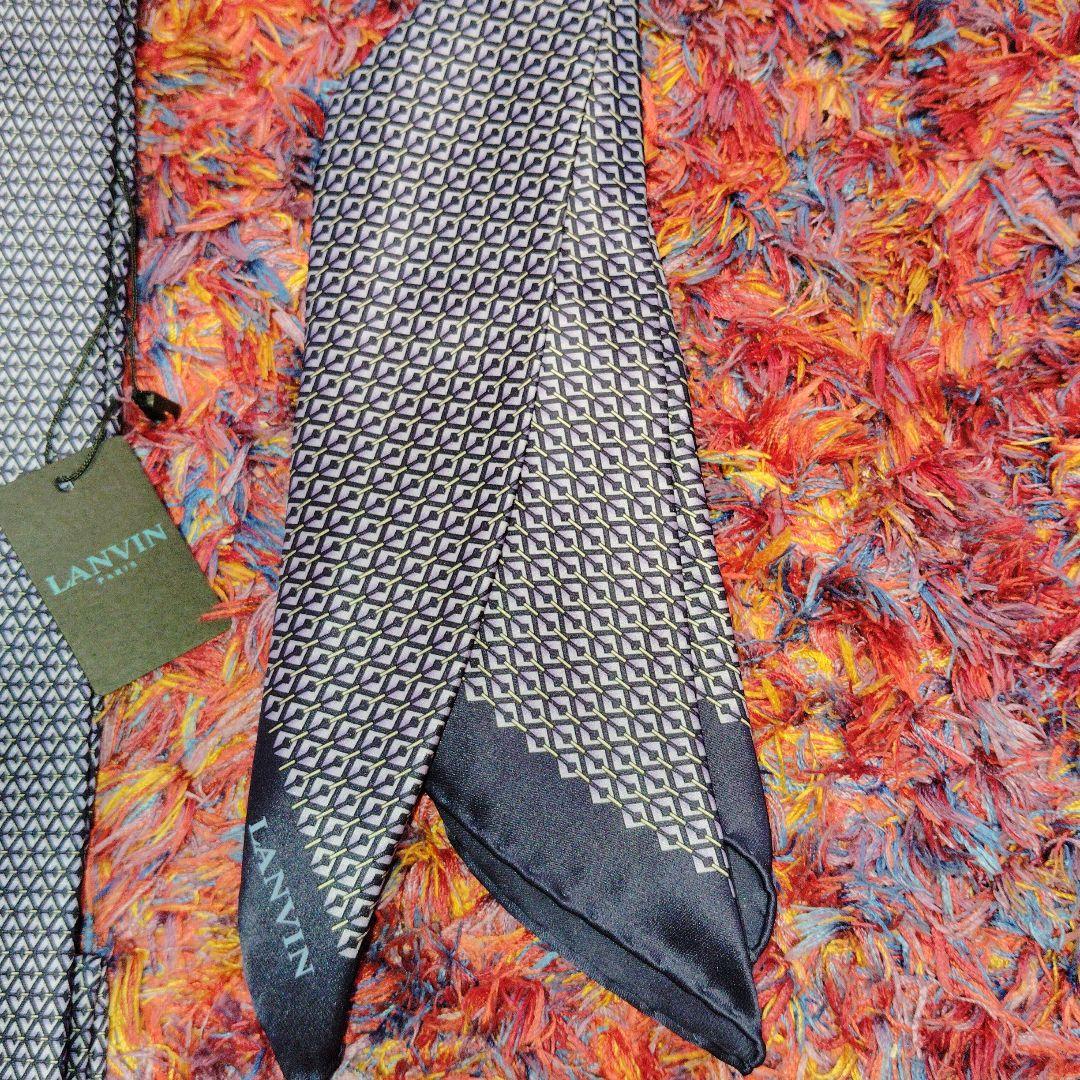 新品　LANVIN 幾何学模様 シルクネクタイ　ポケットチーフ　セット