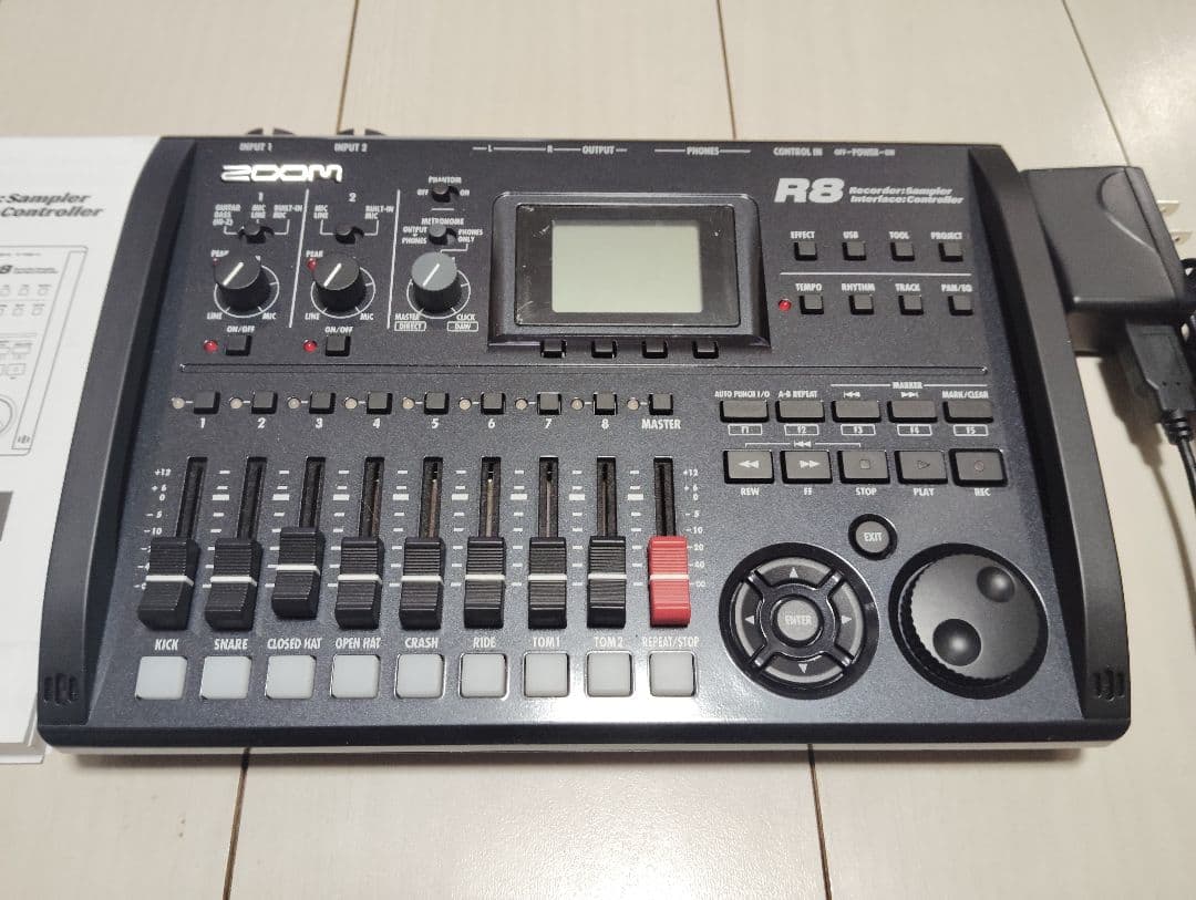 ZOOM R8 マルチトラックレコーダー【未使用に近い】【美品】