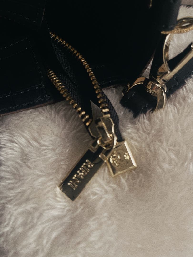 【美品】RIPANI リパーニ　型押しレザートートバッグ　ブラック　チャームつき