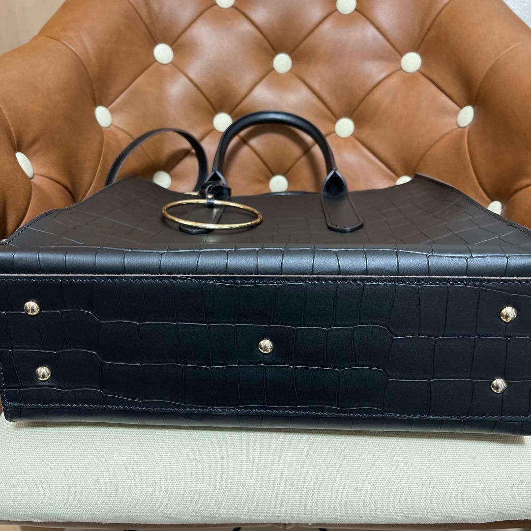 【美品】RIPANI リパーニ　型押しレザートートバッグ　ブラック　チャームつき