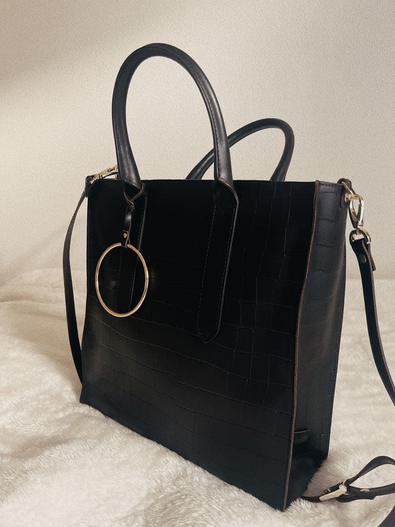 【美品】RIPANI リパーニ　型押しレザートートバッグ　ブラック　チャームつき