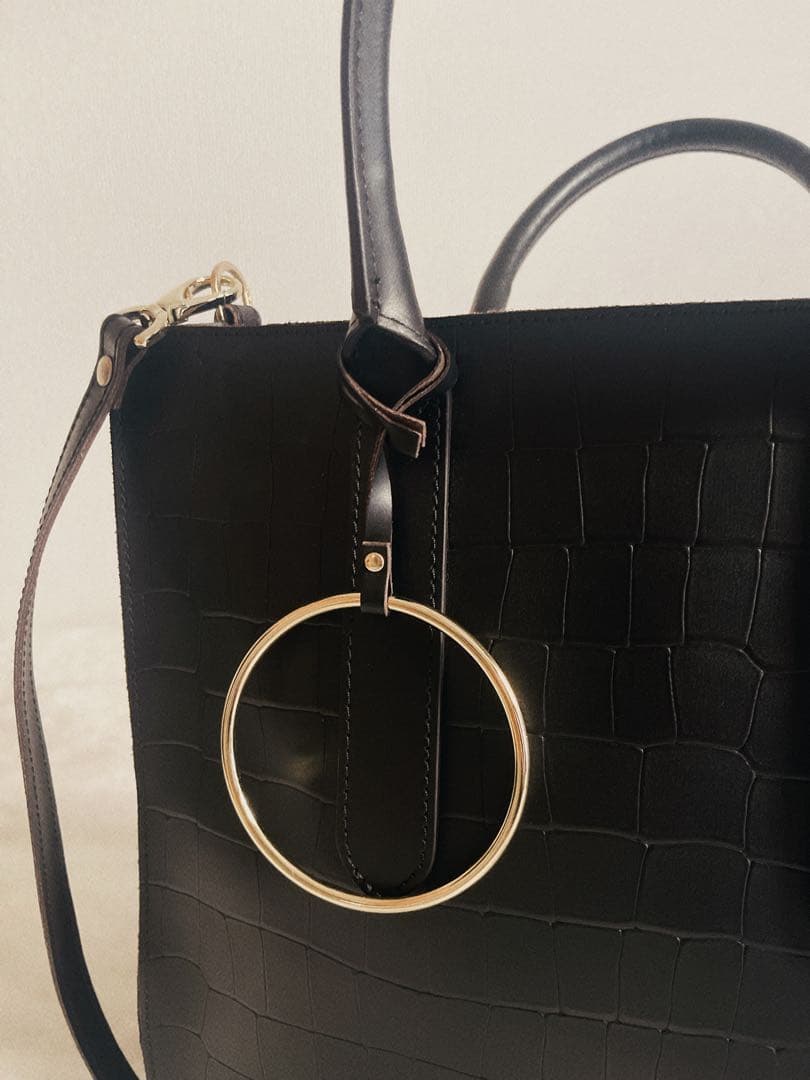 【美品】RIPANI リパーニ　型押しレザートートバッグ　ブラック　チャームつき