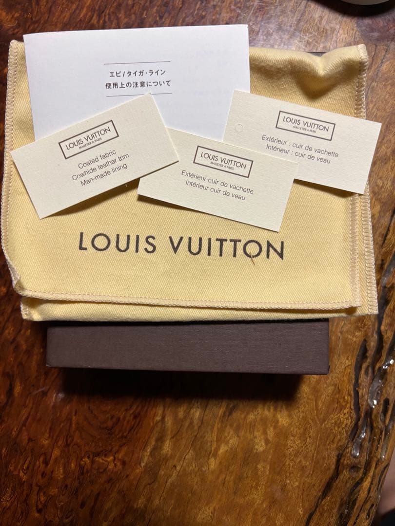 LOUIS VUITTON タイガ　二つ折り財布 ブラック