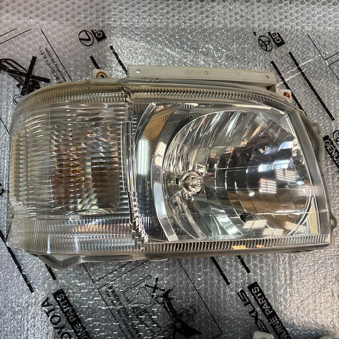 ハイエース　200系　1.2型ヘッドライト　純正