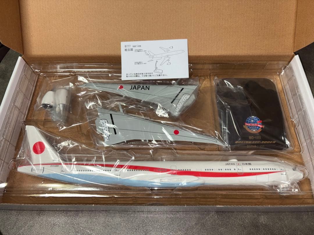 Boeing 777-300ER 1:200スケール　政府専用機　台座付き