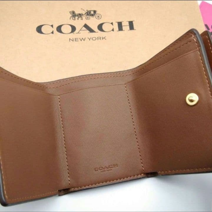 新品　COACH　折り財布　３つ折り財布　レディース　人気の小銭入れ付き