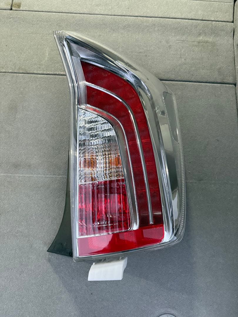 30プリウス後期　寒冷地テールランプ