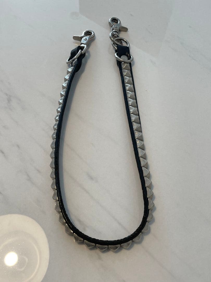 ThCbnピラミッドスタッズレザーウォレットチェーン