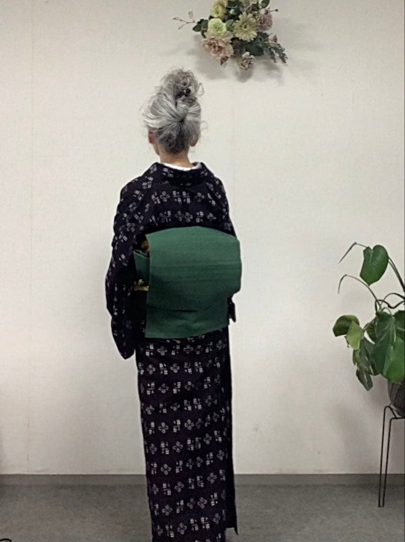 アンティークの久留米絣の黒絣のお着物。単。