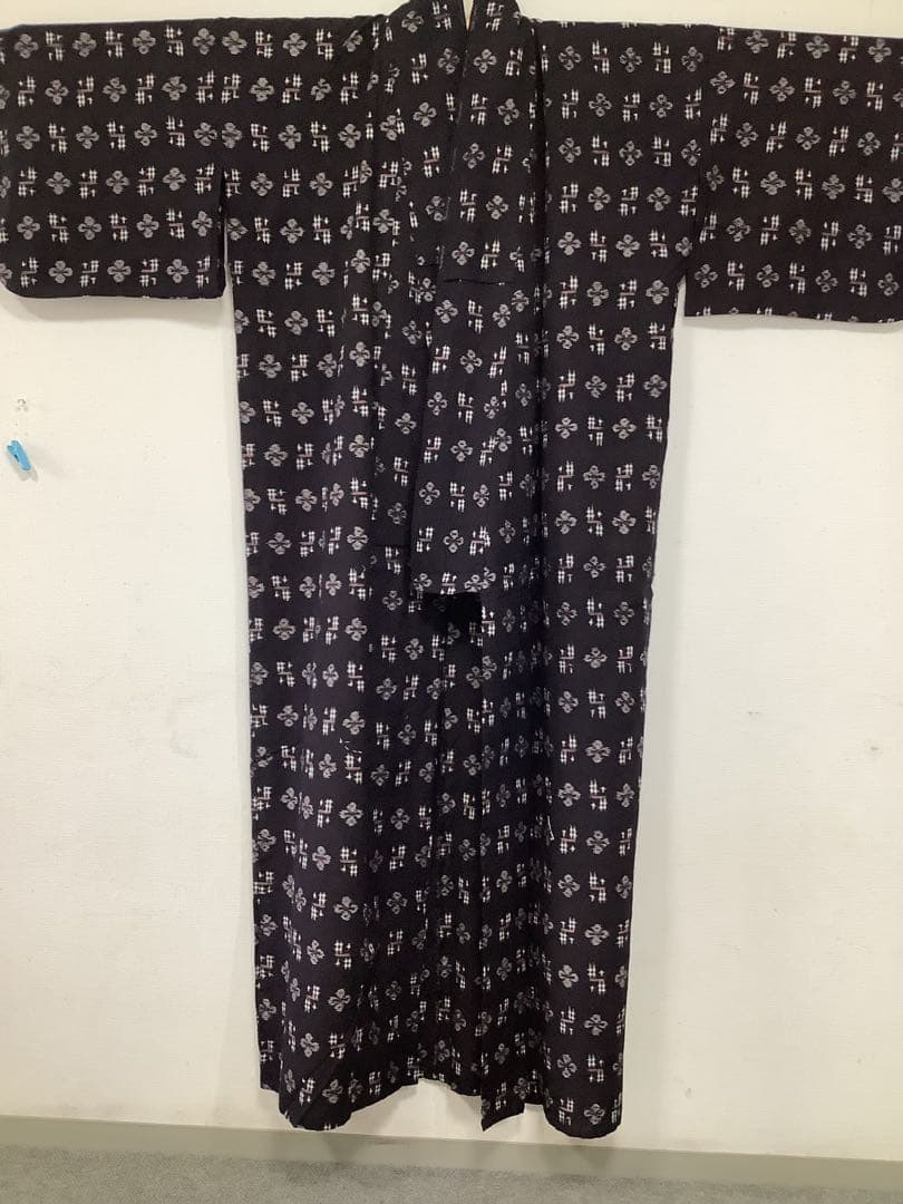 アンティークの久留米絣の黒絣のお着物。単。