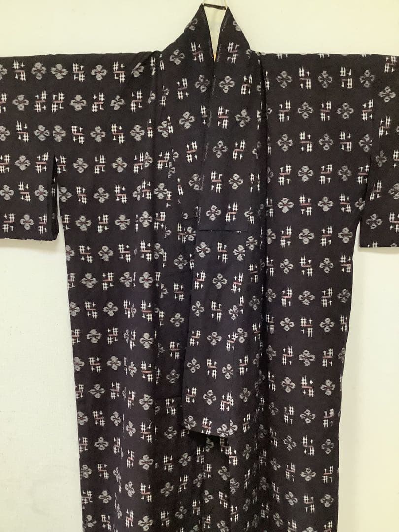 アンティークの久留米絣の黒絣のお着物。単。