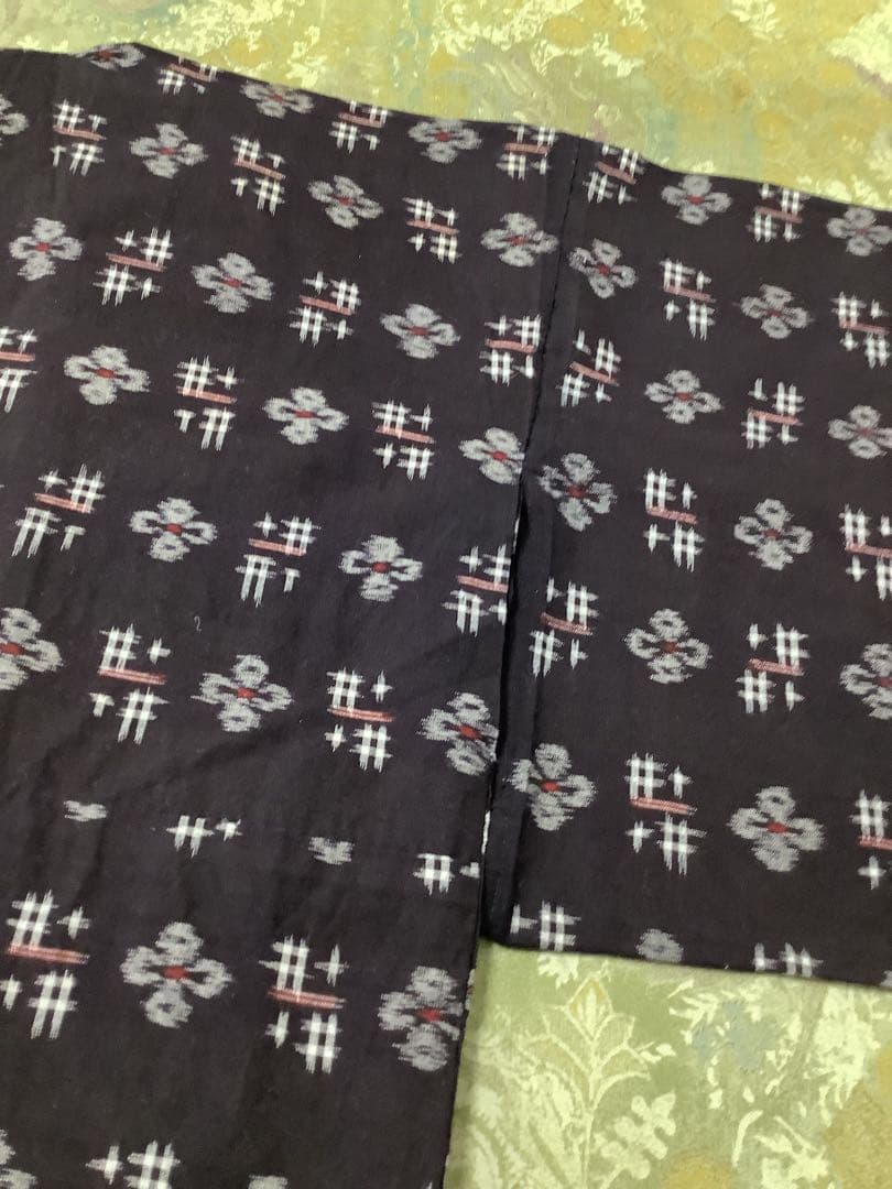 アンティークの久留米絣の黒絣のお着物。単。