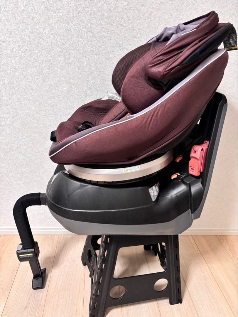 美品　コンビ　Combi ネルームエッグショック　チャイルドシート　回転式