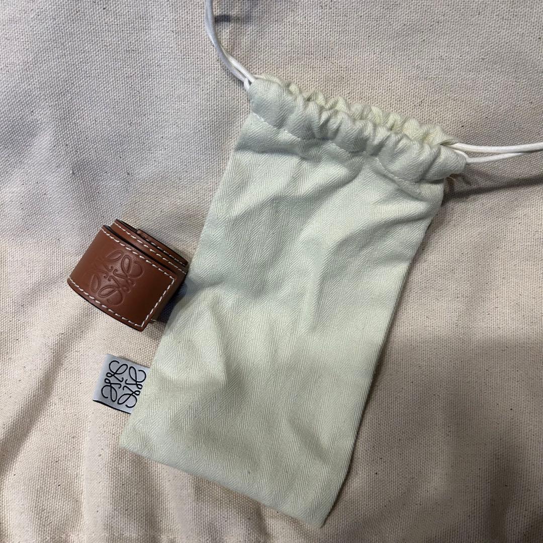 LOEWE スラップブレスレット　レザー バングル　タン　ロエベ