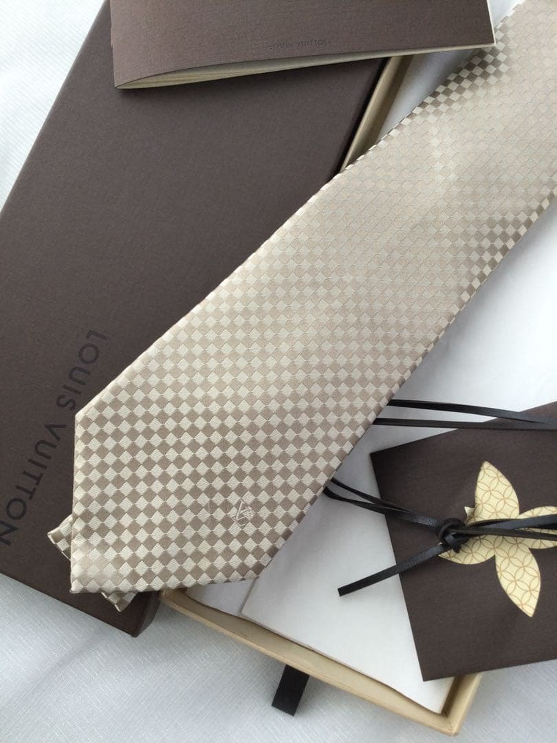 未使用　ルイヴィトン チェック柄 ベージュ系 ネクタイ 専用ボックス付き