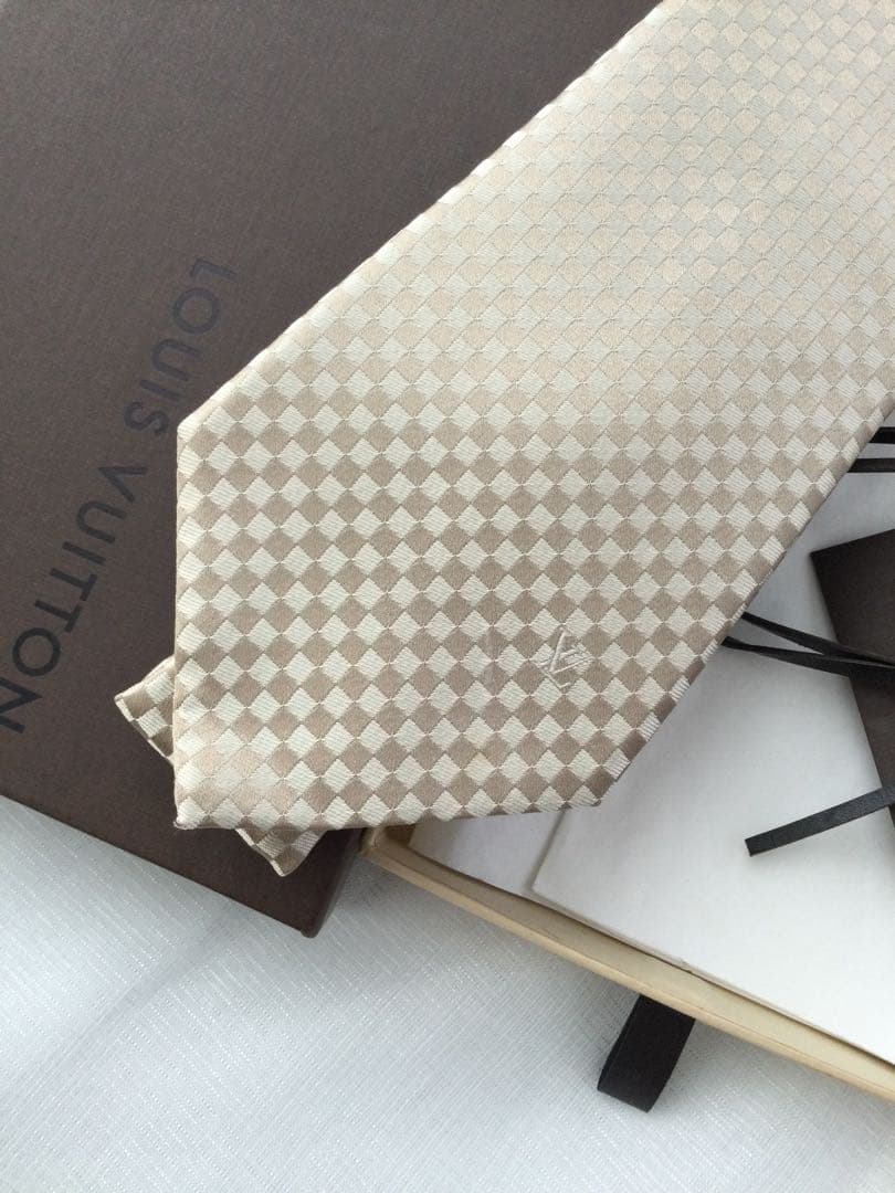 未使用　ルイヴィトン チェック柄 ベージュ系 ネクタイ 専用ボックス付き