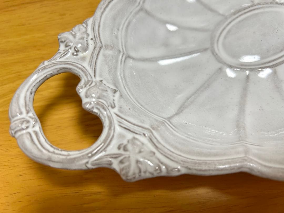 アスティエ•ド•ヴィラット 取手付きエレガントなホワイト陶器皿