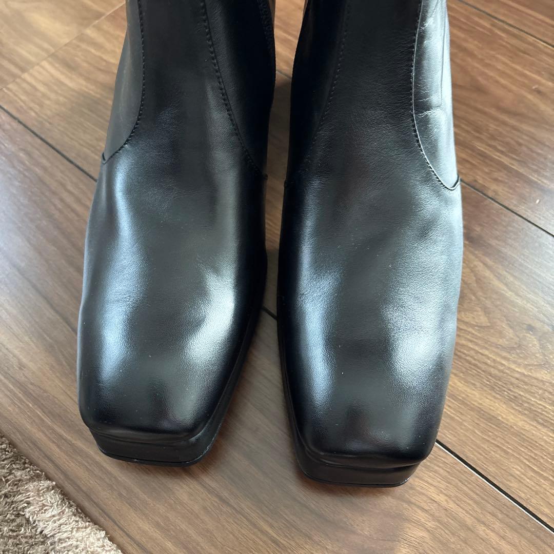 ブラックレザーショートブーツ