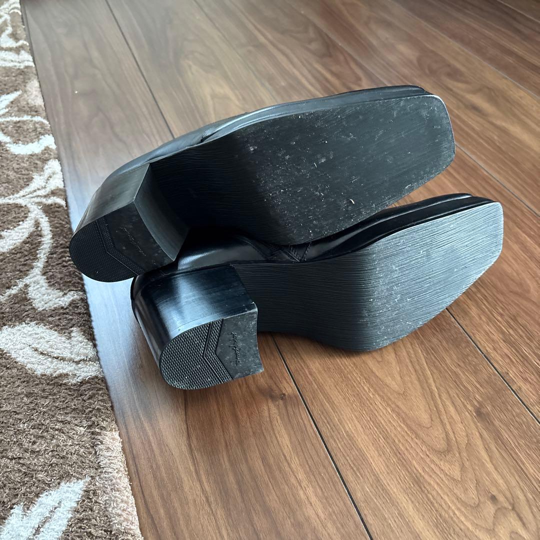 ブラックレザーショートブーツ