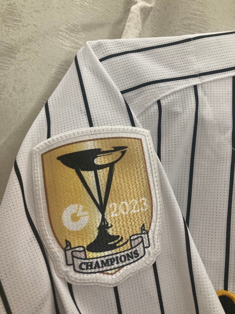 阪神佐藤輝明チャンピオンエンブレム付きレプリカユニフォームMサイズ