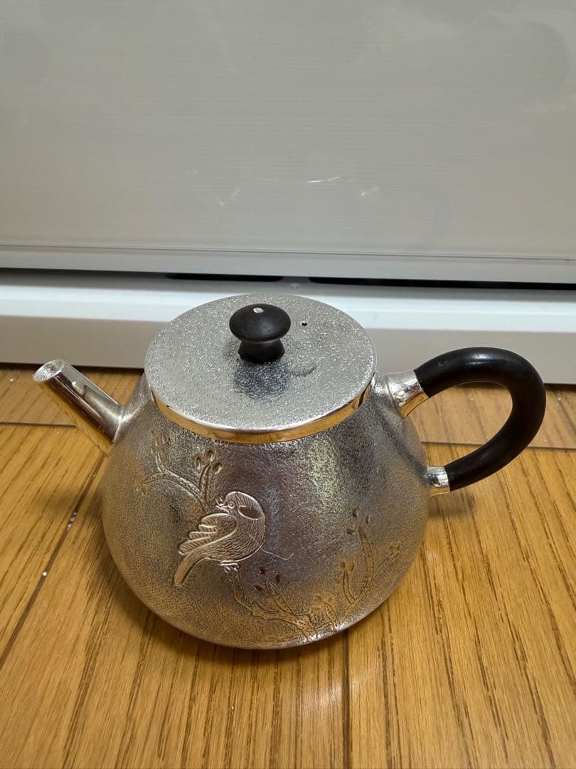 純銀製　鳥と枝図　片面意匠彫　銀製急須　小振り　煎茶道具